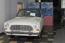 Sieht so aus, als w�re die Zeit stehen geblieben - ein neu aussehender Taunus im Schaufenster, der  neue Fiesta  auf dem Plakat dahinter ist es auch nicht mehr.

Augsburg, 27.4.12