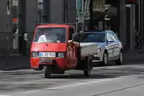 Das geht nur in Augsburg: Eine Ape mit A-PE auf dem Nummernschild. 
Gesehen am 28.4.12