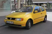 VW Polo in Postgelb. Augsburg, 28.4.12