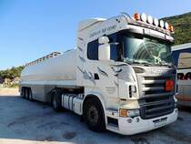 SCANIA R420(Queen of the road)hat lt. Gefahrentafel im mitgef�hrten Auflieger Heiz�l/Diesel geladen, und absolviert an der Rastst�tte bei Neum eine Pause; 130425