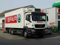 MAN TGS26.440, einer gro�en Warenhandelskette beliefert eine seiner Filialen; 130416