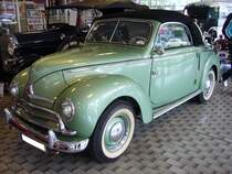 Ford Taunus de Luxe Cabriolet von 1950. Der G93A (so die offizielle Werksbezeichnung) wurde bei Deutsch/K�ln umgebaut. Ein solches Cabriolet schlug im September 1950 mit DM 8.590,00 zu Buche. Der 4-Zylinderreihenmotor mit 1.172 cm� Hubraum leistet 34 PS. 36. Alt-Ford-Treffen am 12.05.2013 in Essen. 