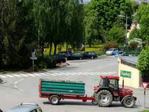 CASE IH-4230(82PS;4389ccm) zieht einen mit Holz beladenen P�hringer-Kipper hinter sich her; 130508