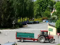 CASE IH-4230(82PS;4389ccm) zieht einen mit Holz beladenen P�hringer-Kipper hinter sich her; 130508