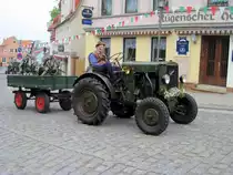 G�ldner Traktor Oldie beim Festumzug 400 Jahre Bergen 11.5.2013.