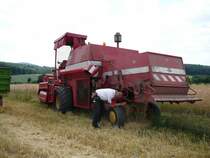 Massey Ferguson 487 nach getaner Arbeit auf einem Stoppelfeld in der Gemarkung von 36039 Fulda-Dietershan, 15.07.08