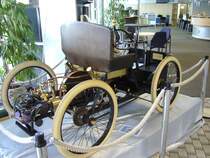 Ford Quadricycle von 1896. Hier handelt es sich um einen Nachbau des ersten, von Henry Ford, konstruierten Wagen. Die erste Probefahrt mit diesem Wagen erfolgte am 04.06.1896. Der Zweizylinderviertaktmotor leistet ca. 4 PS aus 1.050 cm� Hubraum.
Alt-Ford-Treffen in Essen am 12.05.2013. 