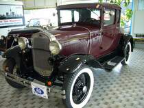 Ford Model A Coupe. 1928 - 1931. Die Coupeversion des Model A war in den  Ausstattungsvarianten Standard und DeLuxe lieferbar. Der 4-Zylinderreihenmotor leiste 40 PS aus 3.3l Hubraum. Alt-Ford-Treffen in Essen am 12.05.2013.