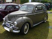 Ford Taunus G 93 A  Buckeltaunus . 1948 - 1952. Der G 93 A basierte auf dem Vorkriegsbuckeltaunus. Von der Limousine wurden 62.828 Einheiten produziert. Der 4-Zylinderreihenmotor mit 1.172 cm� Hubraum leistet 34. PS. Hier wurde ein Modell mit dem K�hlergrill, wie er ab 1950 verbaut wurde, abgelichtet. Alt-Ford Treffen Essen am 12.05.2013. 