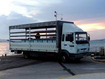 RENAULT-LKW beim Austauschen von Waren mit einem Schiff; im Hafen von Biograd; 130422