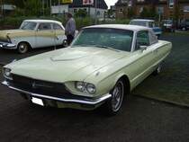 Ford Thunderbird Town Landaulet Hardtop Coupe von 1966. Der 66´er T-Bird konnte mit zwei verschiedenen V8-motoren geordert werden: 6.4l mit 275 PS oder 7.0l mit 345 PS. Vom Coupe-Modell wurde in diesem Modelljahrgang 64.027 Einheiten abgesetzt. Davon entfielen 35.105 Autos auf das Town Landaulet Hardtop Coupe. Alt-Ford-Treffen in Essen am 12.05.2013.