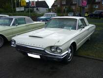 Ford Thunderbird Hardtop Coupe des Modelljahrganges 1964. Von diesem Modell verkaufte Ford in diesem Jahr 60.552 Fahrzeuge. Der Einstandspreis lag bei US$ 4.486,00. Der 6.4l V8-motor war wahlweise mit 300 oder 330 PS erh�ltlich. Alt-Ford-Treffen in Essen am 12.05.2013.