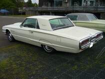 Profilansicht eines 1964´er Ford Thunderbird Hardtop Coupe. Alt-Ford-Treffen in Essen am 12.05.2013.