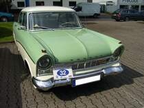 Ford Taunus 17M de Luxe P2 4-t�rig. 1957 - 1960. Der P2 sah wie ein geschrumpfter US-Ford der gleichen Epoche aus. Im Volksmund wurde er  Gelsenkirchener Barock  genannt. Angetrieben wird der P2 von einem 4-Zylinderreihenmotor, der aus 1.698 cm� Hubraum 60 PS leistet. Ein solch 4-t�riger 17M de Luxe kostete bei seiner Markteinf�hrung DM 7.870,00. Alt-Ford-Treffen am 12.05.2013 in Essen.