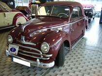 Ford Taunus G93 A de Luxe Cabriolet mit Deutsch Karosserie von 1952. F�r ein solch schickes Cabriolet mu�te man im Jahr 1950 (Wir erinnern uns, zwei Jahre nach der W�hrungsreform, bei der jeder Bundesb�rger DM 40,00 erhielt), DM 8.590,00 auf den Tresen des Ford-H�ndlers legen. Der 4-Zylinderreihenmotor mit 1.172 cm� leistet 34 PS. Alt-Ford-Treffen in Essen am 12.05.2013. 