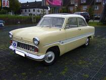 Ford 12M G13 der vierten Serie. 1959 - 1962. Die Hauptmerkmale der vierten Serie sind die fehlende Weltkugel an Motorhaube bzw. Grill und der farblich abgesetzte Seitenstreifen. Neben der Standardmotorisierung mit dem 1.172 cm� Motor (38 PS) war auch hier wahlweise der 1.498 cm� Motor mit 55 PS lieferbar. Alt-Ford-Treffen am 12.05.2013 in Essen.