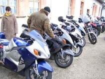 4 mal Suzuki GSX 1300R Hayabusa beim Wintertreffen 2008 auf Schloss Augustusburg.