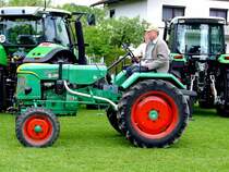 G�LDNER-22PS mit Baujahr 1957, passiert m�chtige Traktoren der Gegenwart; 130518