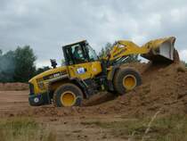 Komatsu WA 250 schiebt den Mutterboden eines Baugrundstckes auf Halde, am 17.07.08 in 36100 Petersberg-Marbach 