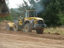 Komatsu WA 250 schiebt den Mutterboden eines Baugrundstckes zur Lagerhalde am 17.07.08 in 36100 Petersberg-Marbach