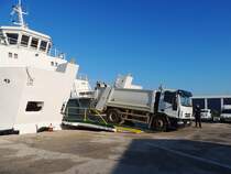 IVECO-Eurocargo 120E25, mit M�llwagenaufbau hat mit einer F�hre Biograd erreicht; 130423