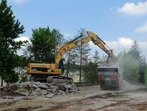 CAT-324D beschickt mit Abri�betonplatten RubbleMaster RM100, welcher daraus Kleinmaterial erzeugt; 130508