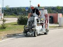 Stra�enmarkiermaschine HOFMANN-H11 versieht auf der Rastst�tte Odmori�te-Krka Markierungsarbeiten; 130425