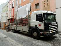 SCANIA 114L 340, hat eine Ladung Bauger�stteile zu einem Rohbau herangeschafft; 130404