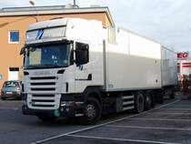 SCANIA R380 von HAVI Logistics mit K�hlaufaufbau u. H�nger stellt bei einem  Fastfoodrestaurant Waren zu; 130412