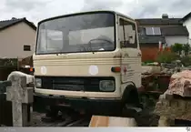Old and Rusty: In R�dental vergammelt dieser alte Mercedes Benz LP 608 vor sich hin. Er geh�rte mal zum  Roten Kreuz Kreisverband Coburg - Bereitschaft Grub am Forst . Aufgenommen am 9. Mai 2013.