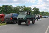 Ein alter Unimog fhrt durch Aldekerk, 13.5.12