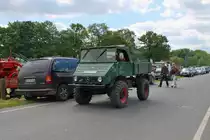 Ein alter Unimog f�hrt durch Aldekerk, 13.5.12