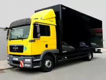 MAN TGM 15.250, ist mit Equipment f�r die Kastelruther-Spatzen beim Rieder Veranstaltungszentrum eingetroffen; 130523