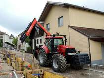 CASE IH165 mit Hydraulikkran bei Straenbauarbeiten; 130525