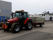 MF-5445 transportiert im mitgefhrten Mengele-Kipper eine Ladung BIG-BAG´s; 130314