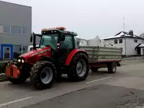 MF-5445 transportiert im mitgef�hrten Mengele-Kipper eine Ladung BIG-BAG´s; 130314