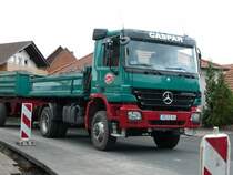 Mercedes Actros 1941 mit Anhnger bringt Verfllmaterial zu einer Baustelle in 36100 Petersberg-Marbach, 18.07.08