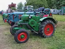 Auch wenn Kaelble drauf steht, ist es laut Typenschild ein Allgaier A22.
Baujahr 1950, 22 PS, 1500/min, 1840 ccm, 1600 kg.

Treckertreff Aldekerk, 13.5.12   