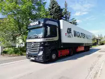 ACTROS-1845 von WOLTER KOOPS tourt am Feiertag �ber �sterreichs Bundesstrassen; 130609