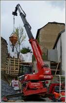 Manitou Teleskoplader ist auf einer Baustelle im Einsatz, um auf engstem Raum die fertige Betonmischung so genau wie nur mglich zu verteilen. 13.05.2013