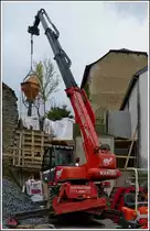 Manitou Teleskoplader ist auf einer Baustelle im Einsatz, um auf engstem Raum die fertige Betonmischung so genau wie nur m�glich zu verteilen. 13.05.2013