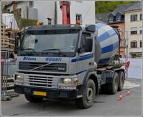  Volvo FM 12 wartet an einer Baustelle um seine Betonmischung abzuliefern.13.05.2013