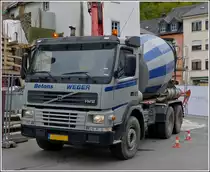  Volvo FM 12 wartet an einer Baustelle um seine Betonmischung abzuliefern.13.05.2013