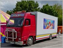 Volvo LKW mit Kastenaufbau eines Zirkusschaustellers gesehen am 24.05.2013. 