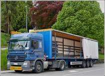 Mercede Benz Actros mit Sattelauflieger wartet am 24.05.2013 auf seine Entladung.
