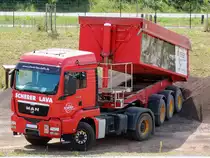 MAN TGS18.440 beginnt mit dem Abkippvorgang; 120823