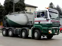 MAN TGA35.480 bringt im Asphaltbirnenaufbau heisses Stra�enbaumaterial heran; 120901