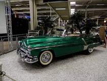 Dieser Oldsmobile Ninety Eight hat eine sehr schne dunkelgrne Farbe.  Foto:  Auto und Technik Museum  in Sinsheim. Datum: 17.11.2012