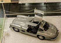 Mercedes-Benz 300SL Gullwing, fotografiert von oben in dem Musaum  Auto und Technik  in Sinsheim. Datum: 17.11.2012