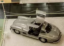 Mercedes-Benz 300SL Gullwing, fotografiert von oben in dem Musaum  Auto und Technik  in Sinsheim. Datum: 17.11.2012